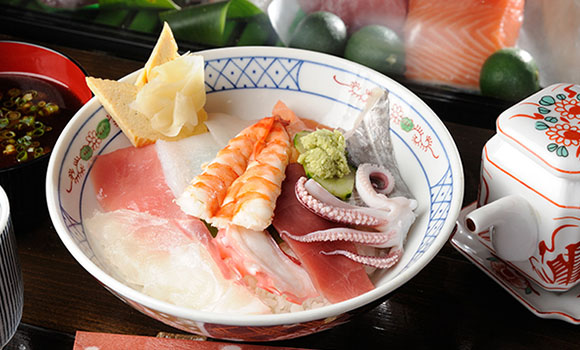 お客様に好評◎ボリューム満点の海鮮丼とにぎり盛り合わせ
